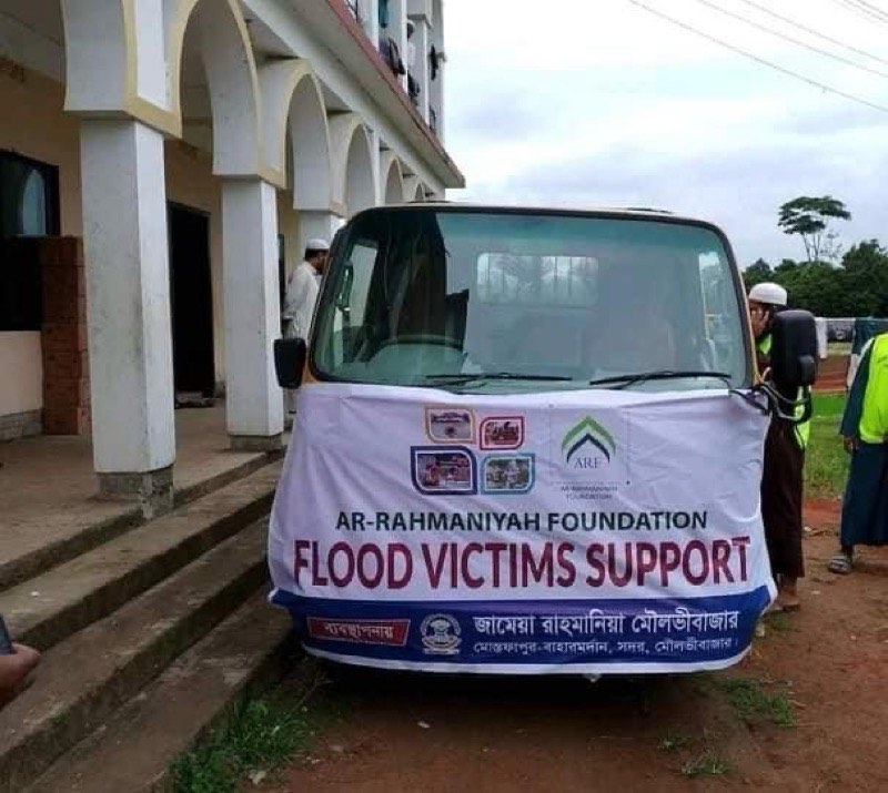 Ar-Rahmaniyah Foundation vehicle carrying a Flood Victims Support banner